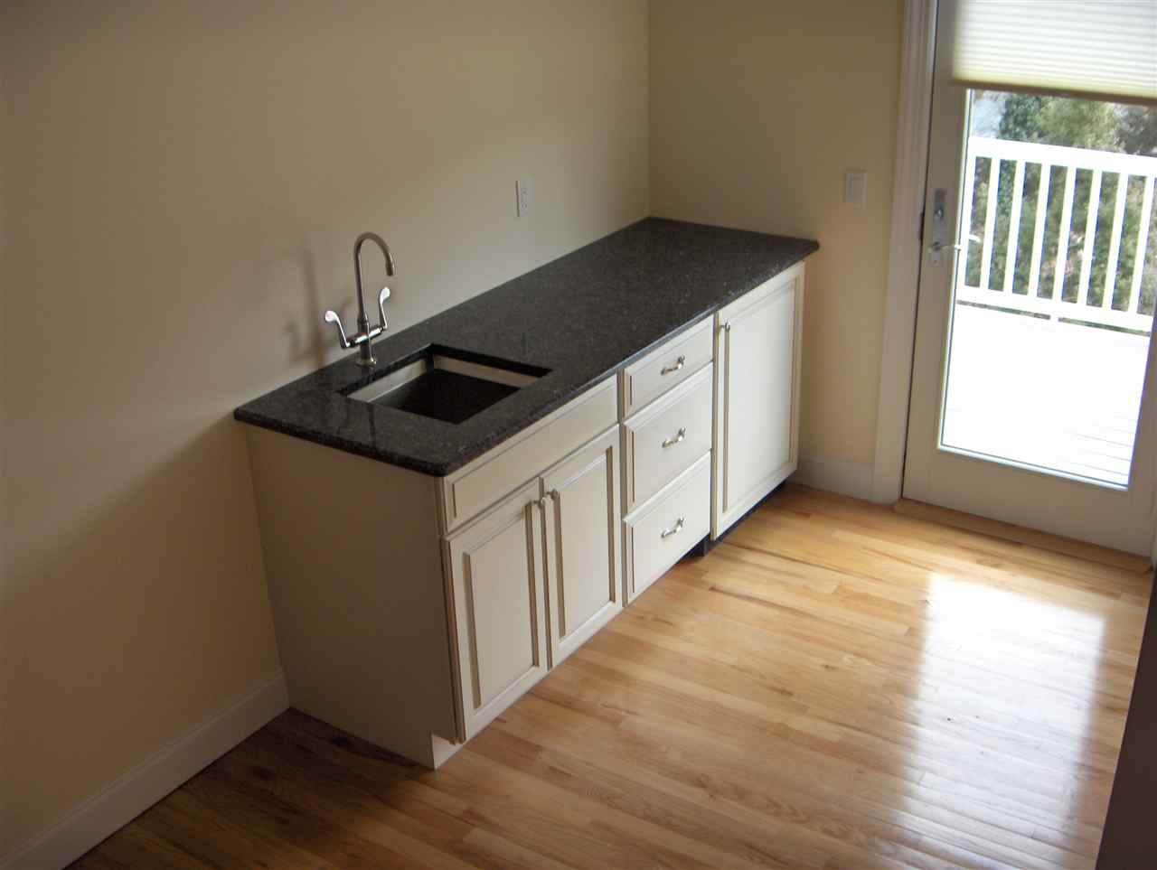 resized-2349823-Wet bar.JPG